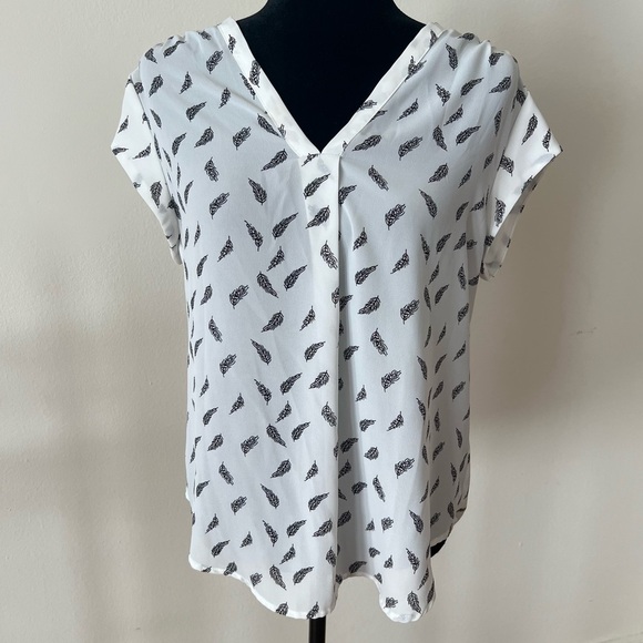 White and Black Feather Patterned Women's V-Neck Short Sleeve Blouse Sz M - Picture 1 of 9